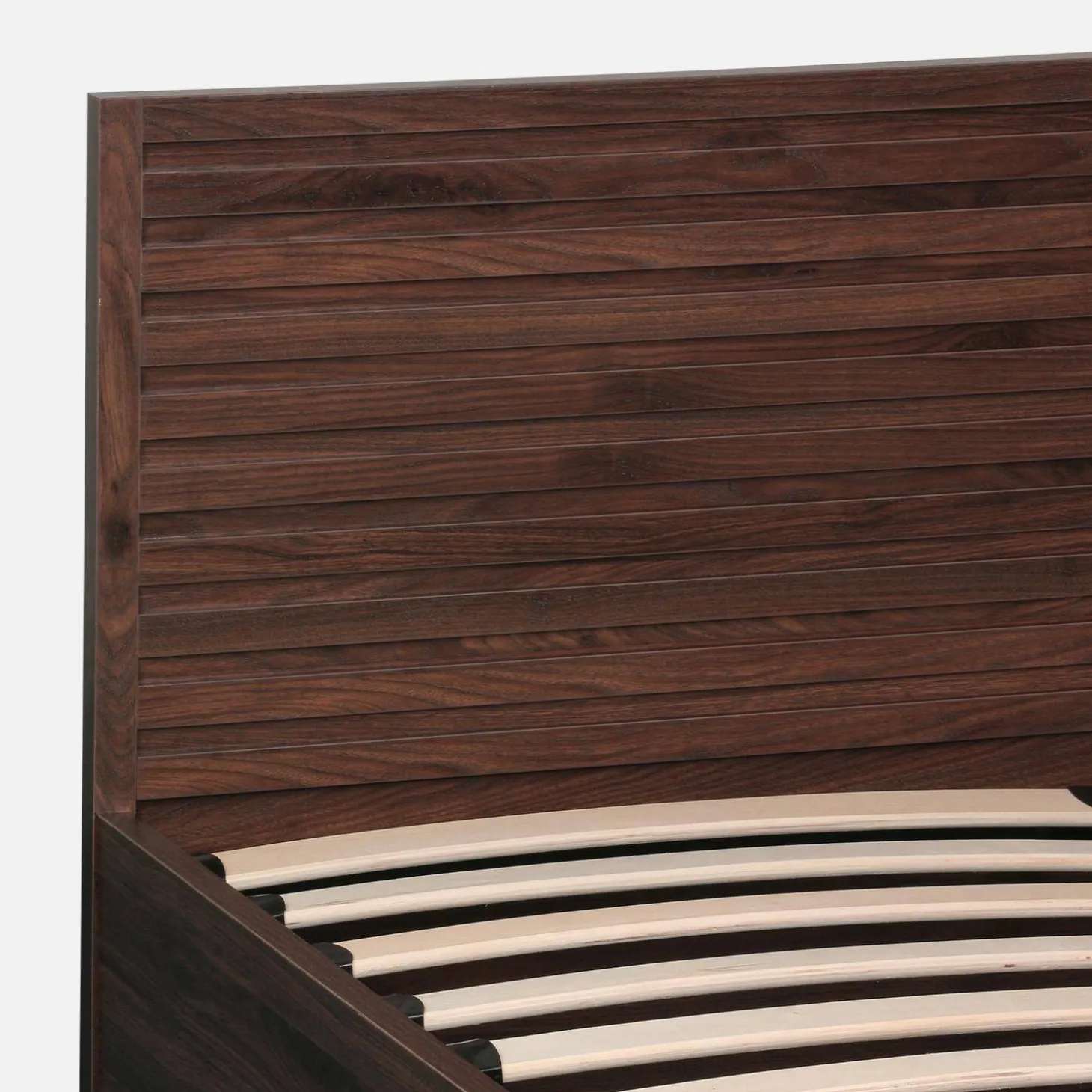 Cama com estrado de ripas e cabeceira 140x190cm, acabamento em madeira