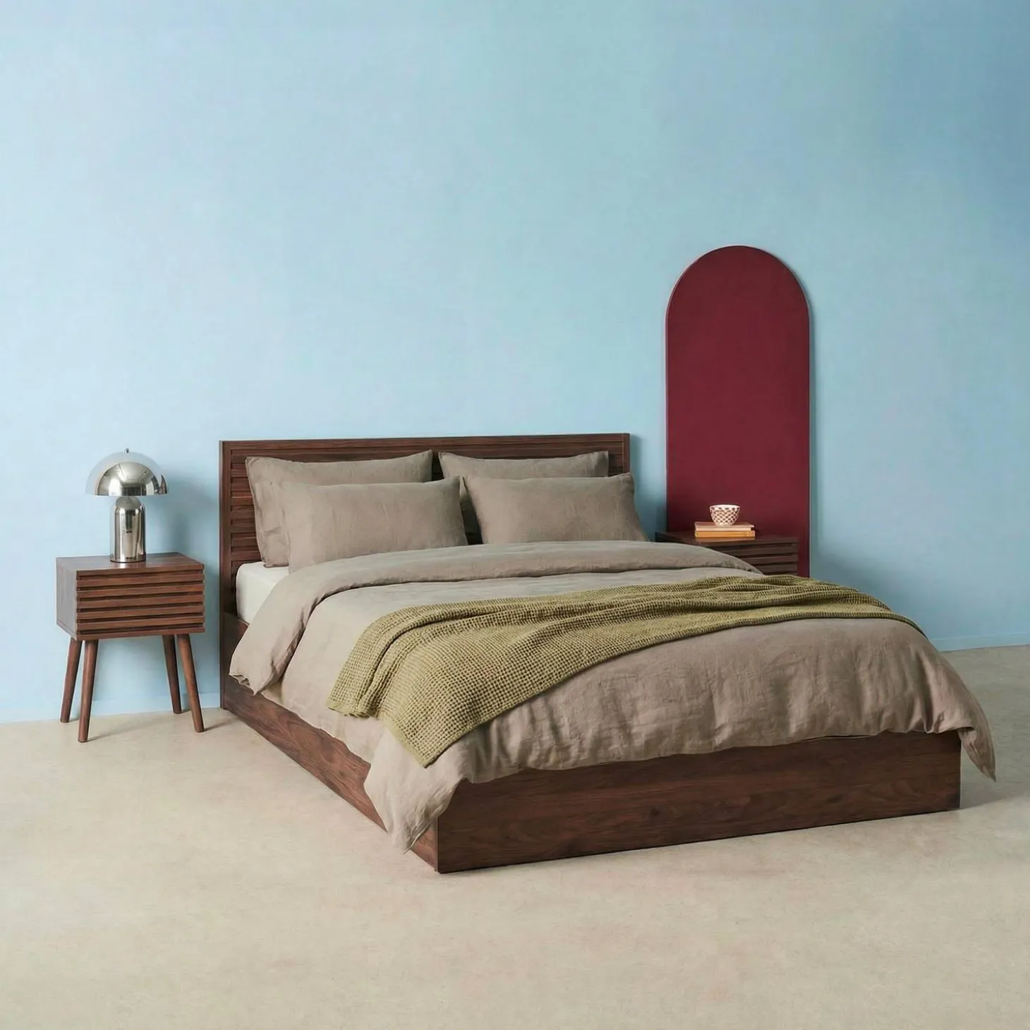 Cama com estrado de ripas e cabeceira 160x200cm, acabamento em madeira