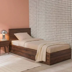Cama com estrado de ripas e cabeceira 90x190cm, acabamento em madeira