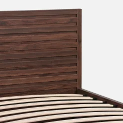 Cama com estrado de ripas e cabeceira 90x190cm, acabamento em madeira