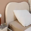 Cama com estrado de ripas e cabeceira, branca em boucle