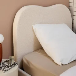 Cama com estrado de ripas e cabeceira, branca em boucle