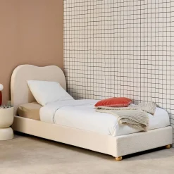 Cama com estrado de ripas e cabeceira, branca em boucle