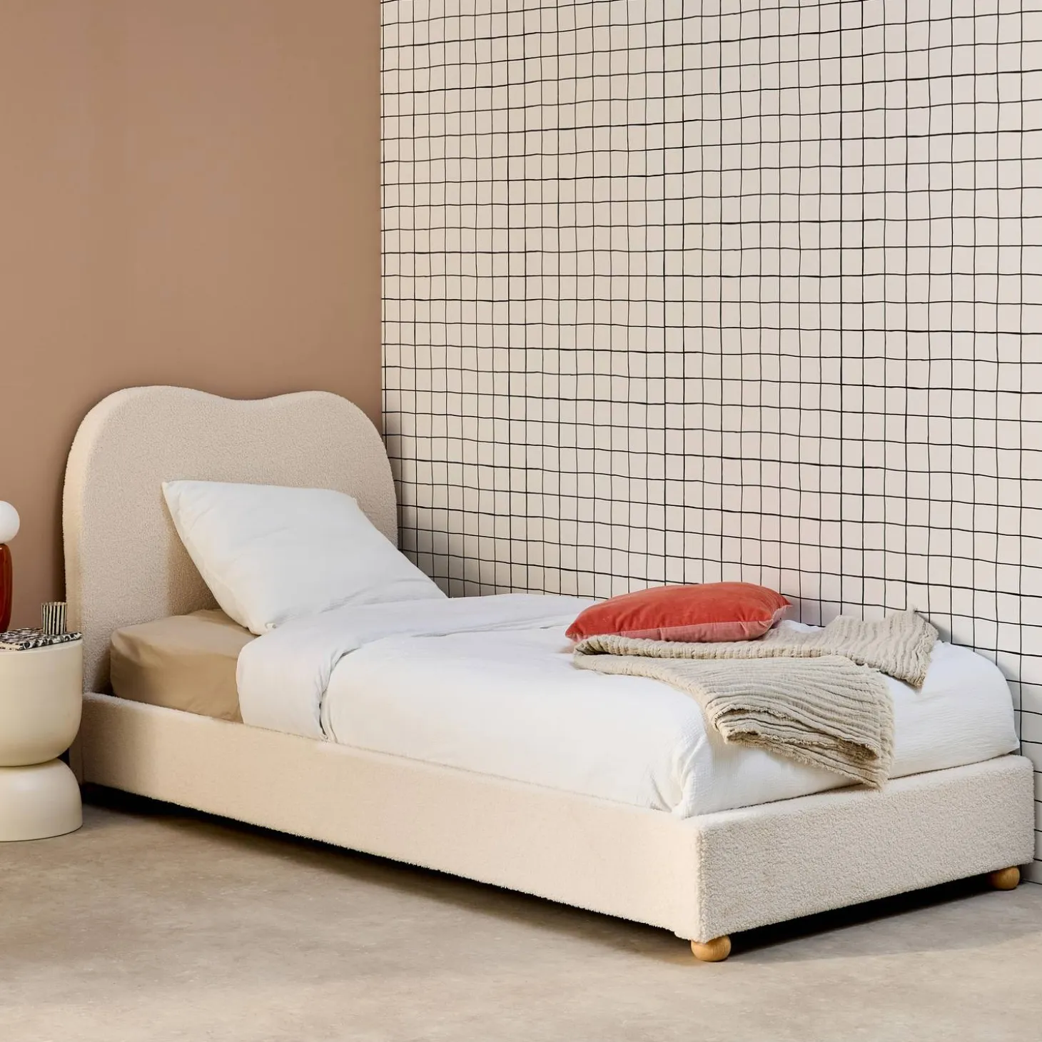 Cama com estrado de ripas e cabeceira, branca em boucle
