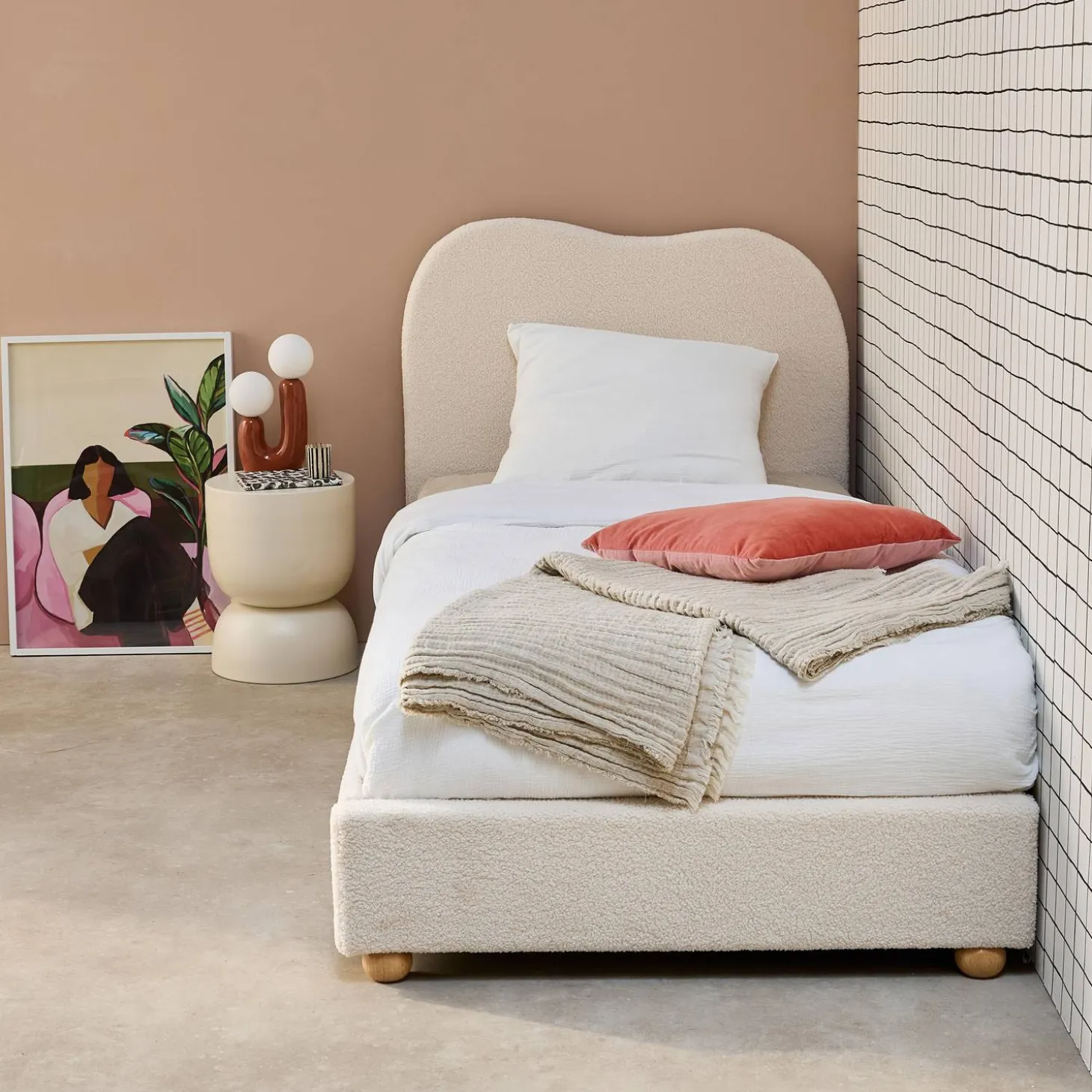 Cama com estrado de ripas e cabeceira, branca em boucle
