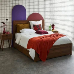 Cama com estrado de ripas e cabeceira 140x190cm + 4 gavetas