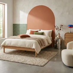 Cama com estrado de ripas 160x200cm com acabamento em madeira