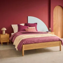 Cama com estrado de ripas 160x200cm com acabamento em madeira