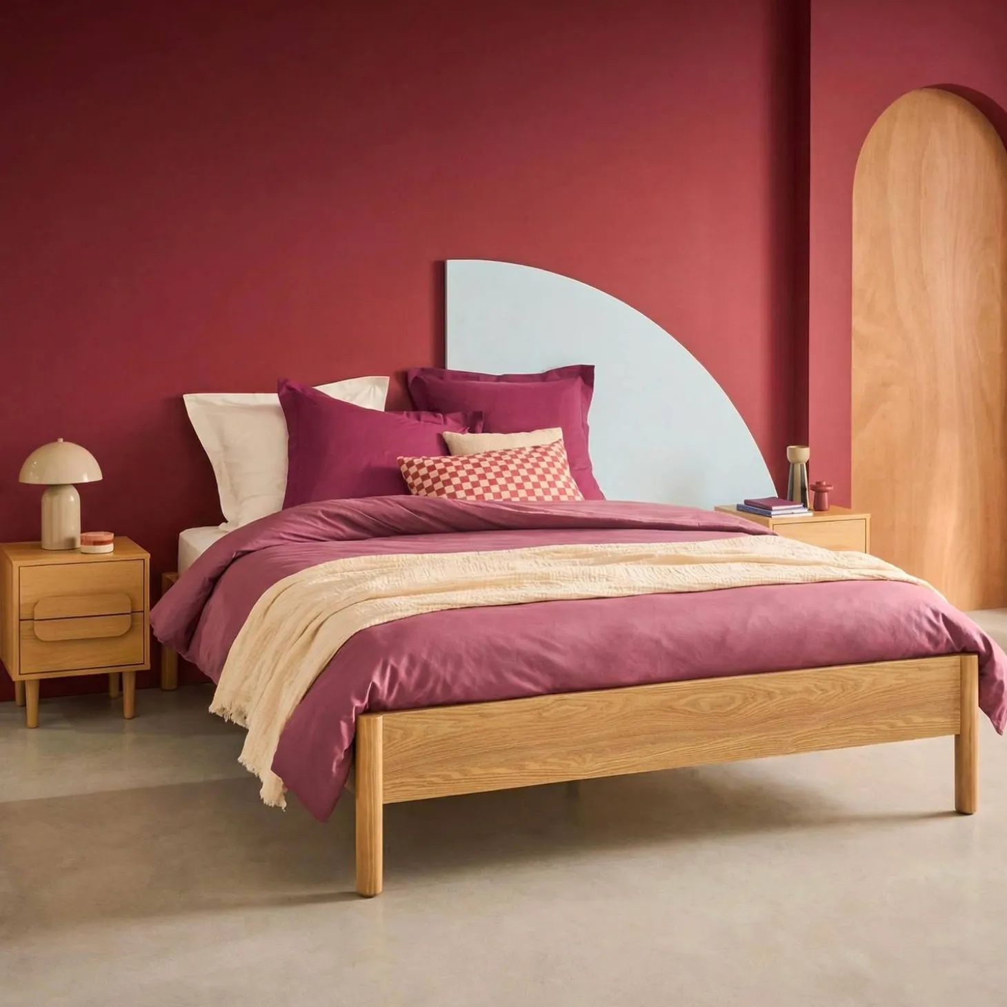 Cama com estrado de ripas 160x200cm com acabamento em madeira