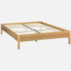 Cama com estrado de ripas 160x200cm com acabamento em madeira