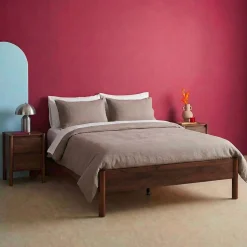 Cama com estrado de ripas 140x190cm com acabamento em madeira