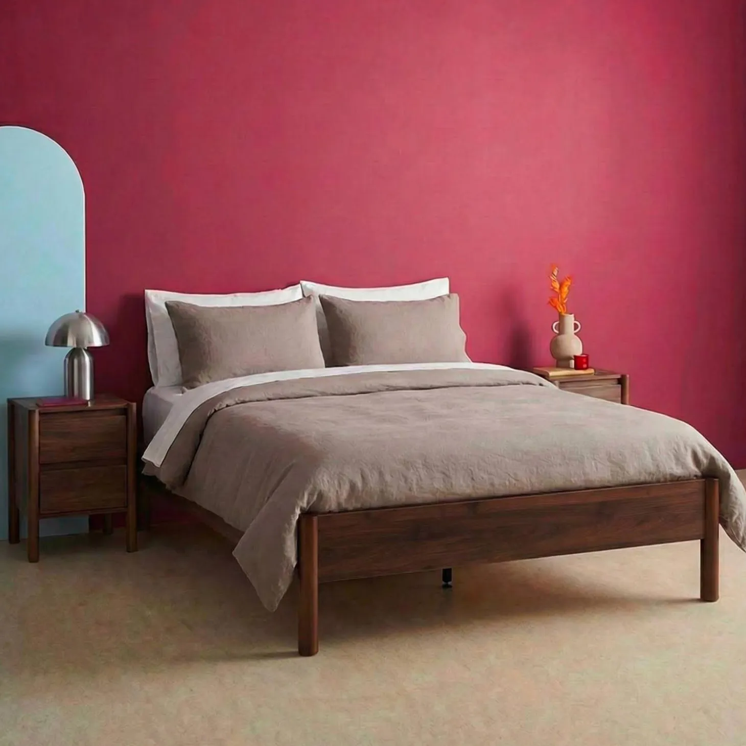 Cama com estrado de ripas 140x190cm com acabamento em madeira