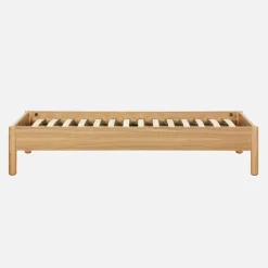 Cama com estrado de ripas 90x190cm com acabamento em madeira