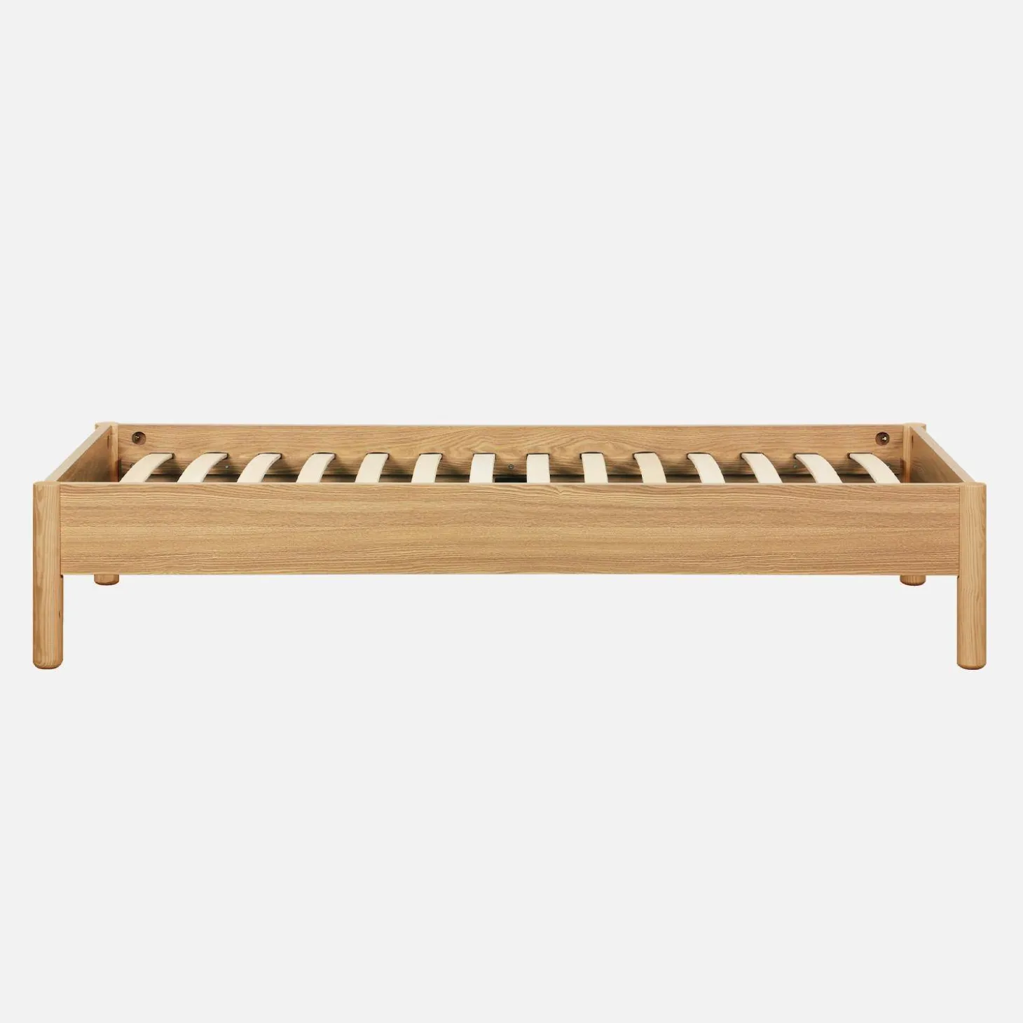 Cama com estrado de ripas 90x190cm com acabamento em madeira