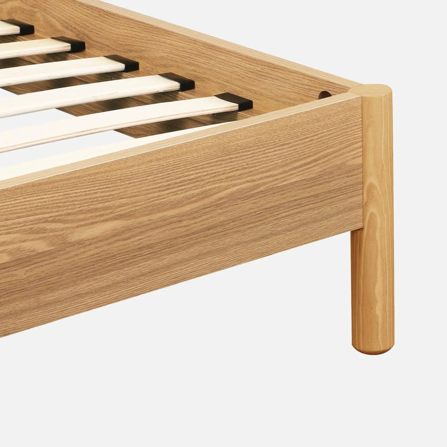 Cama com estrado de ripas 90x190cm com acabamento em madeira