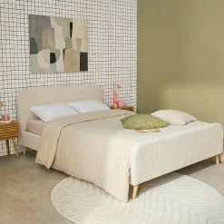 Cama de casal com estrado de ripas e revestida em tecido bouclé, 160x200cm