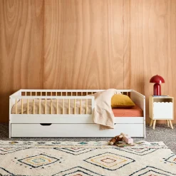 Cama infantil de 190 cm em madeira de pinho com estrado de ripas e gaveta extraível