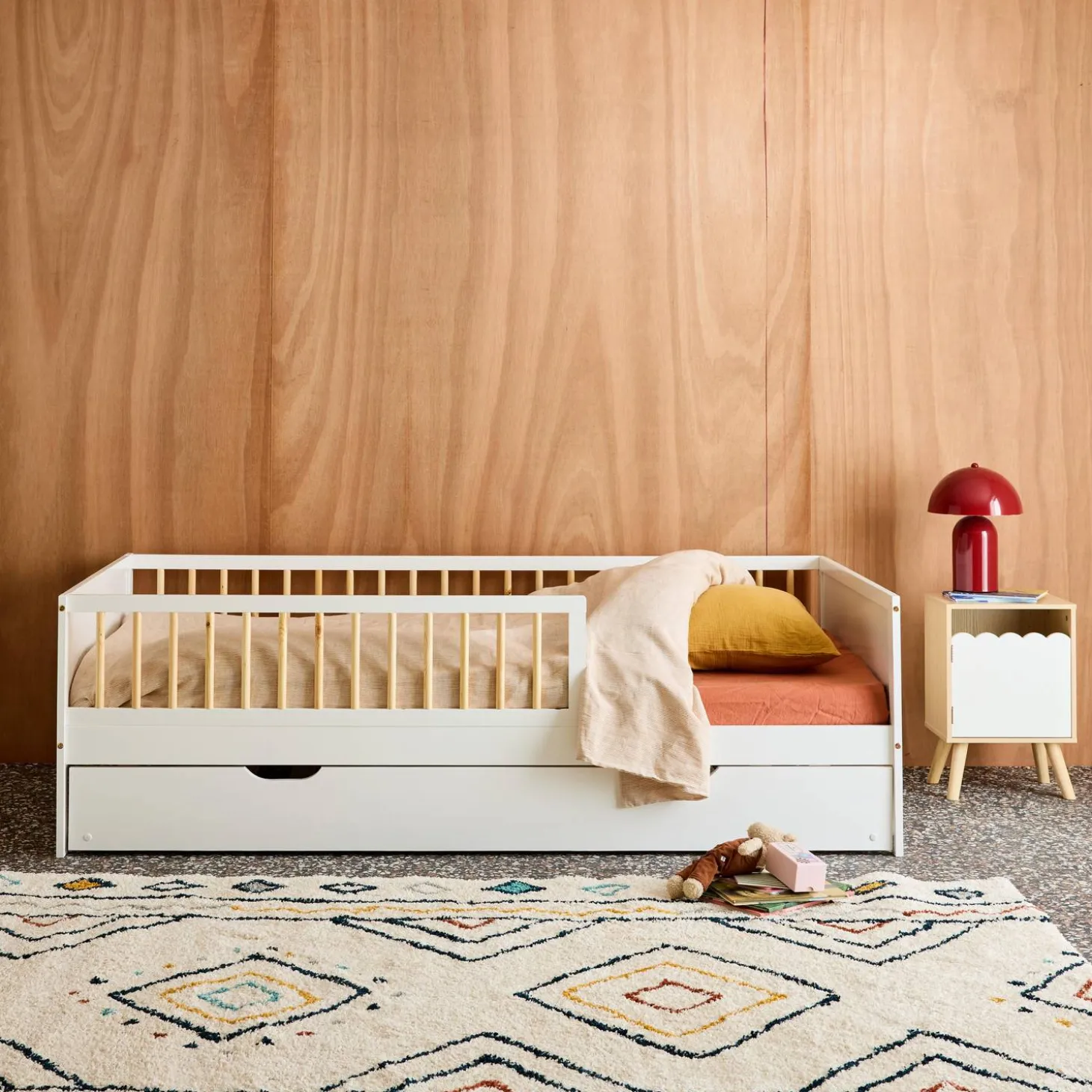 Cama infantil de 190 cm em madeira de pinho com estrado de ripas e gaveta extraível