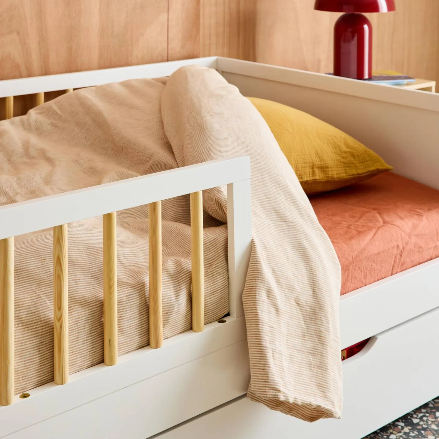 Cama infantil em pinho natural com ripas incluídas