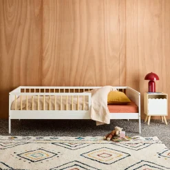 Cama infantil em pinho natural com ripas incluídas