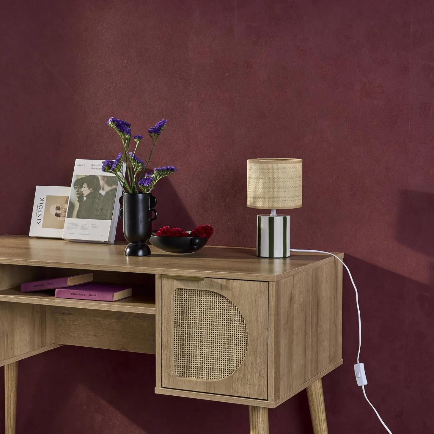 Candeeiro de mesa de cerâmica com abajaur de efeito rattan