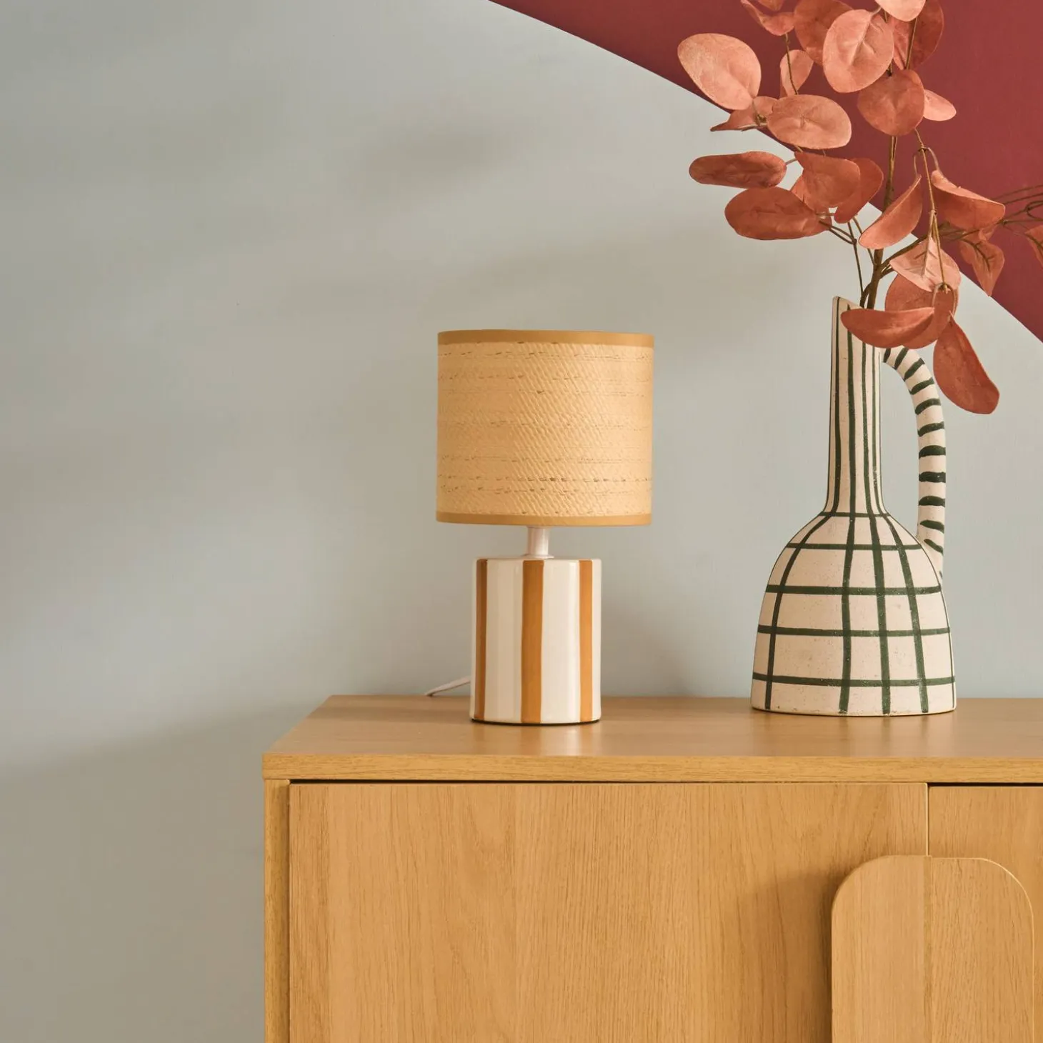 Candeeiro de mesa de cerâmica com abajaur de efeito rattan