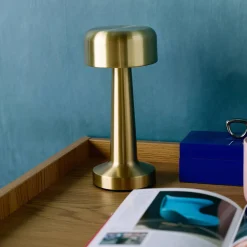 Candeeiro de mesa LED em metal dourado