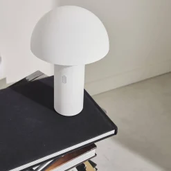 Candeeiro de mesa nómada sem fios com cabeça giratória