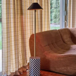 Candeeiro de pé em metal com base xadrez para interior