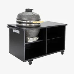 Churrasqueira a carvão com mesa de apoio e função de fumeiro