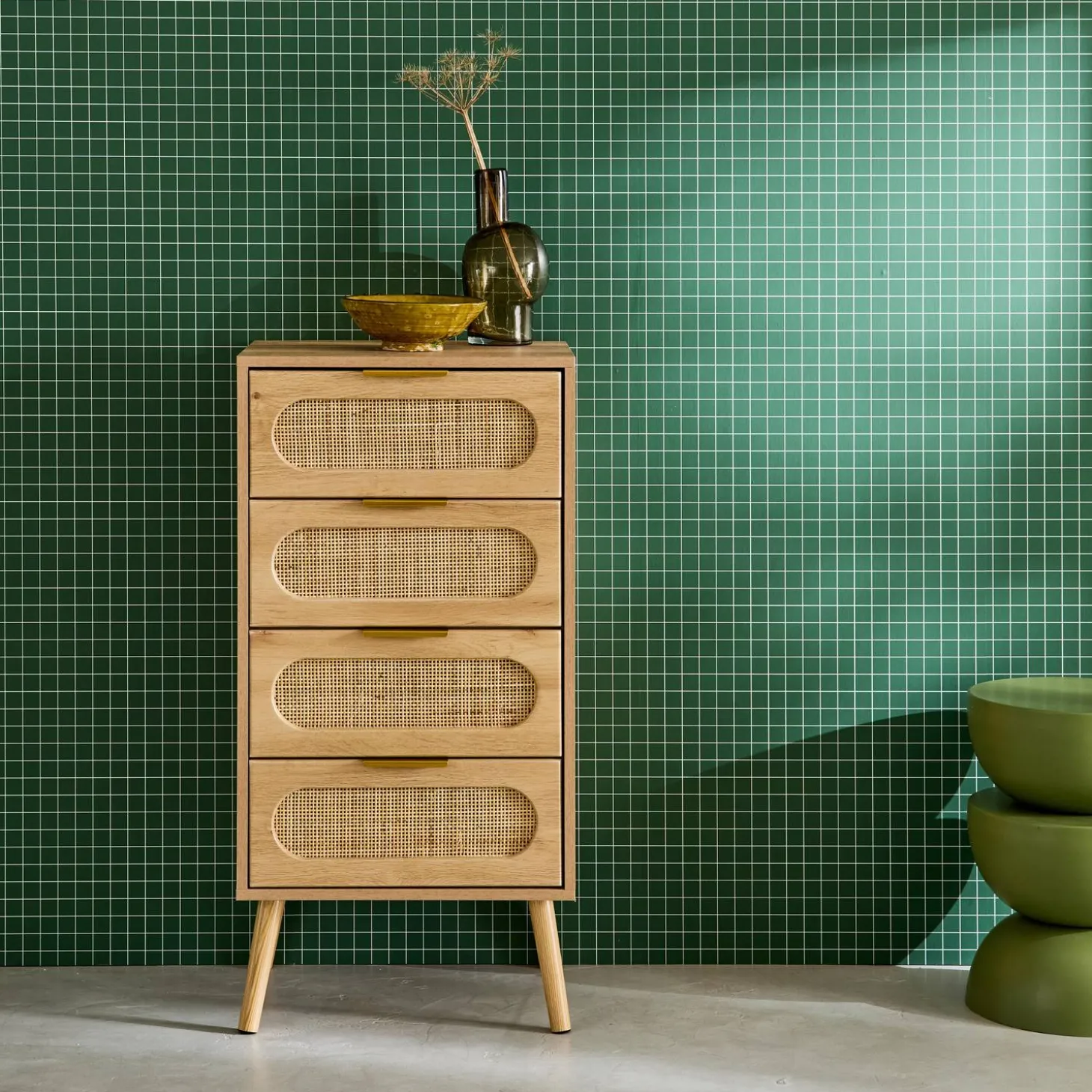 Cômoda alta decorada madeira e vime, 4 gavetas