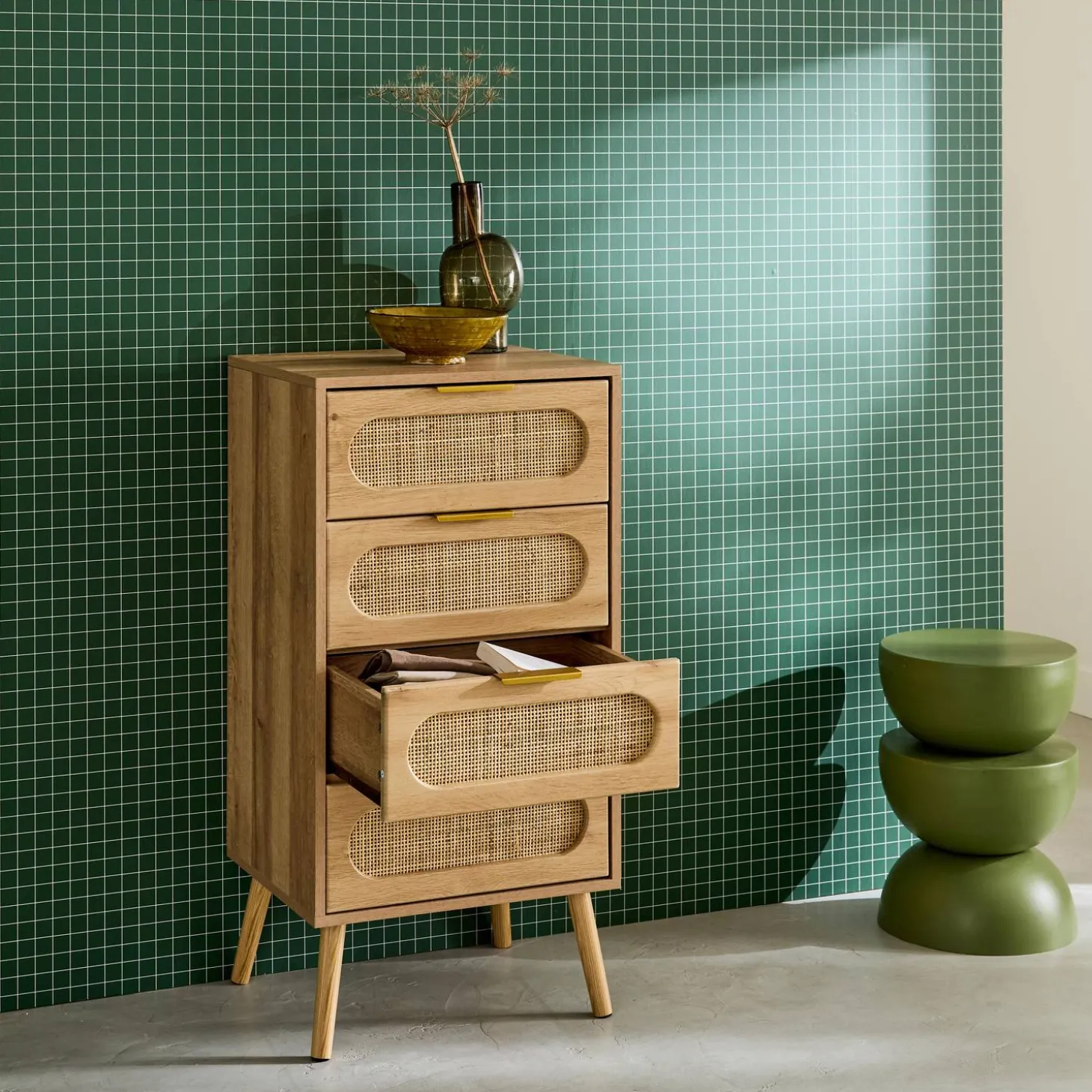 Cômoda alta decorada madeira e vime, 4 gavetas