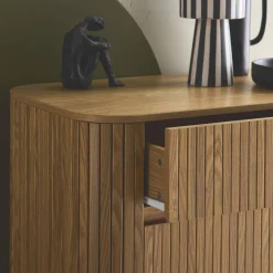 Cômoda com decoração estriada 4 gavetas