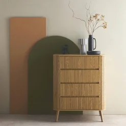 Cômoda com decoração estriada 4 gavetas