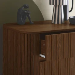 Cômoda com decoração estriada 4 gavetas