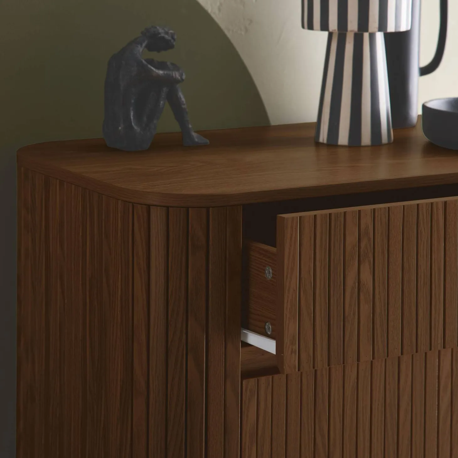 Cômoda com decoração estriada 4 gavetas