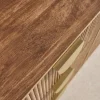 Cômoda com efeito madeira mel ranhurada de 6 gavetas