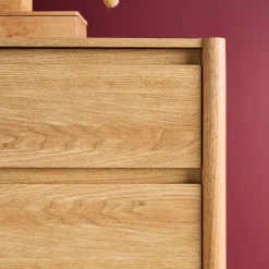 Cômoda em decorativa de madeira de 4 gavetas