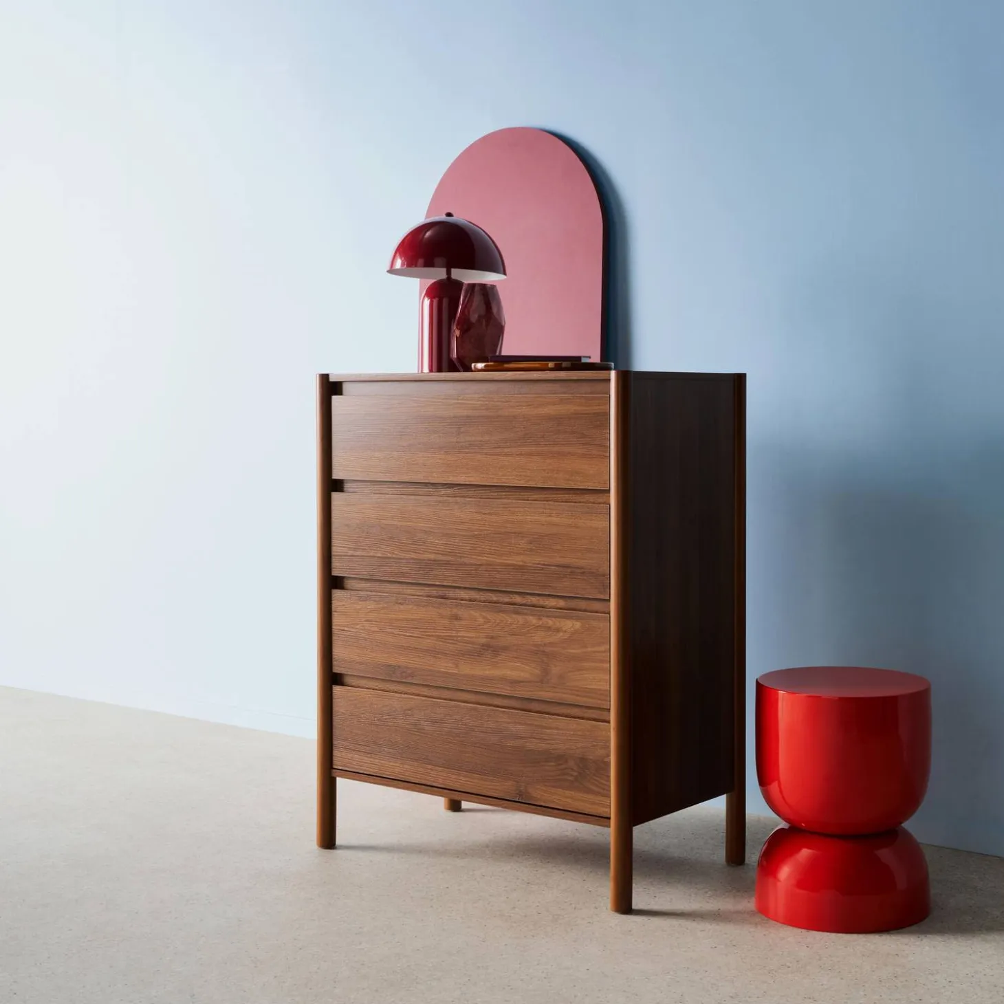 Cômoda em decorativa de madeira de 4 gavetas
