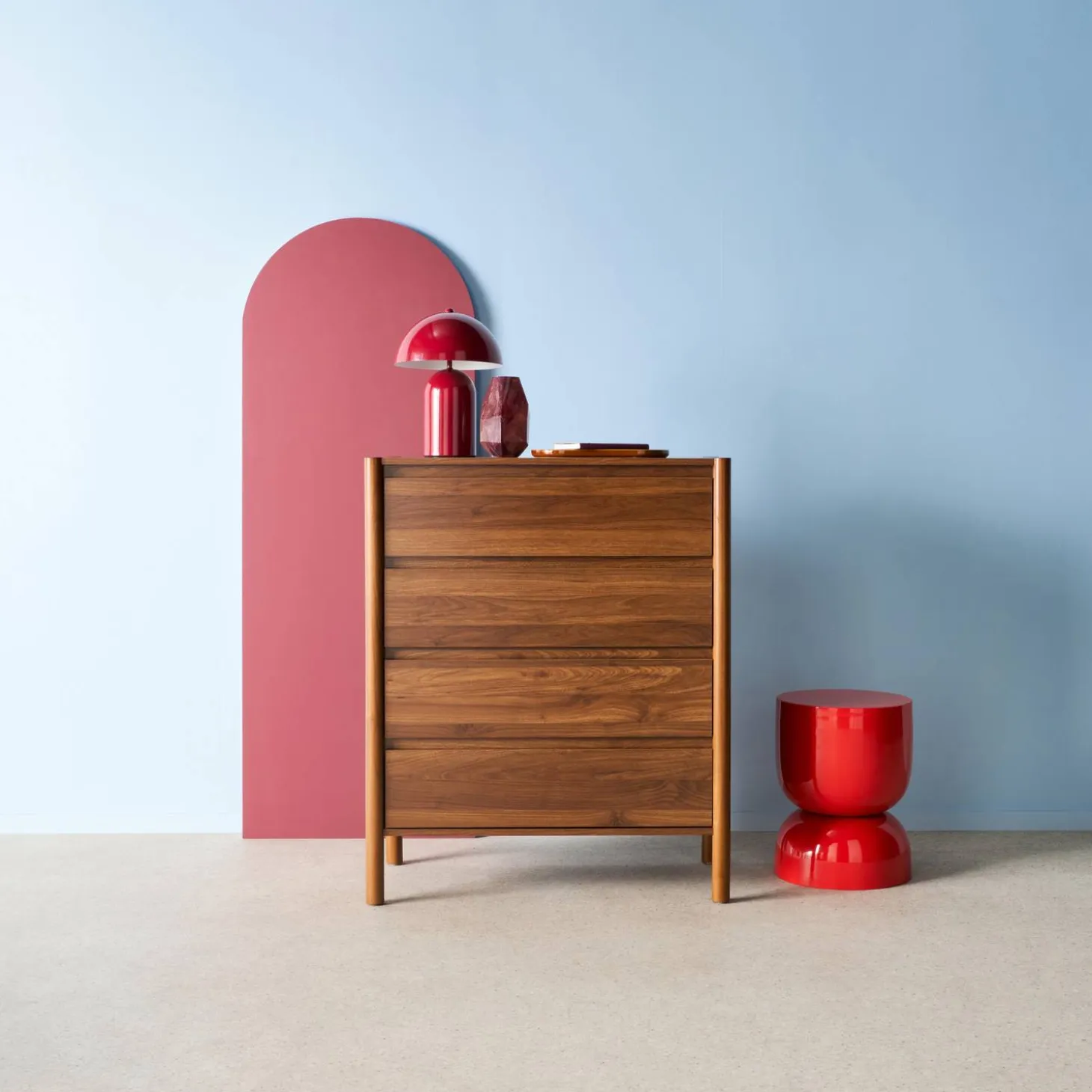Cômoda em decorativa de madeira de 4 gavetas