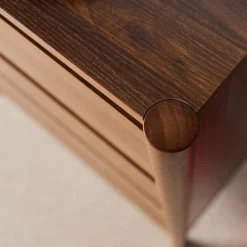 Cômoda em decorativa de madeira de 4 gavetas