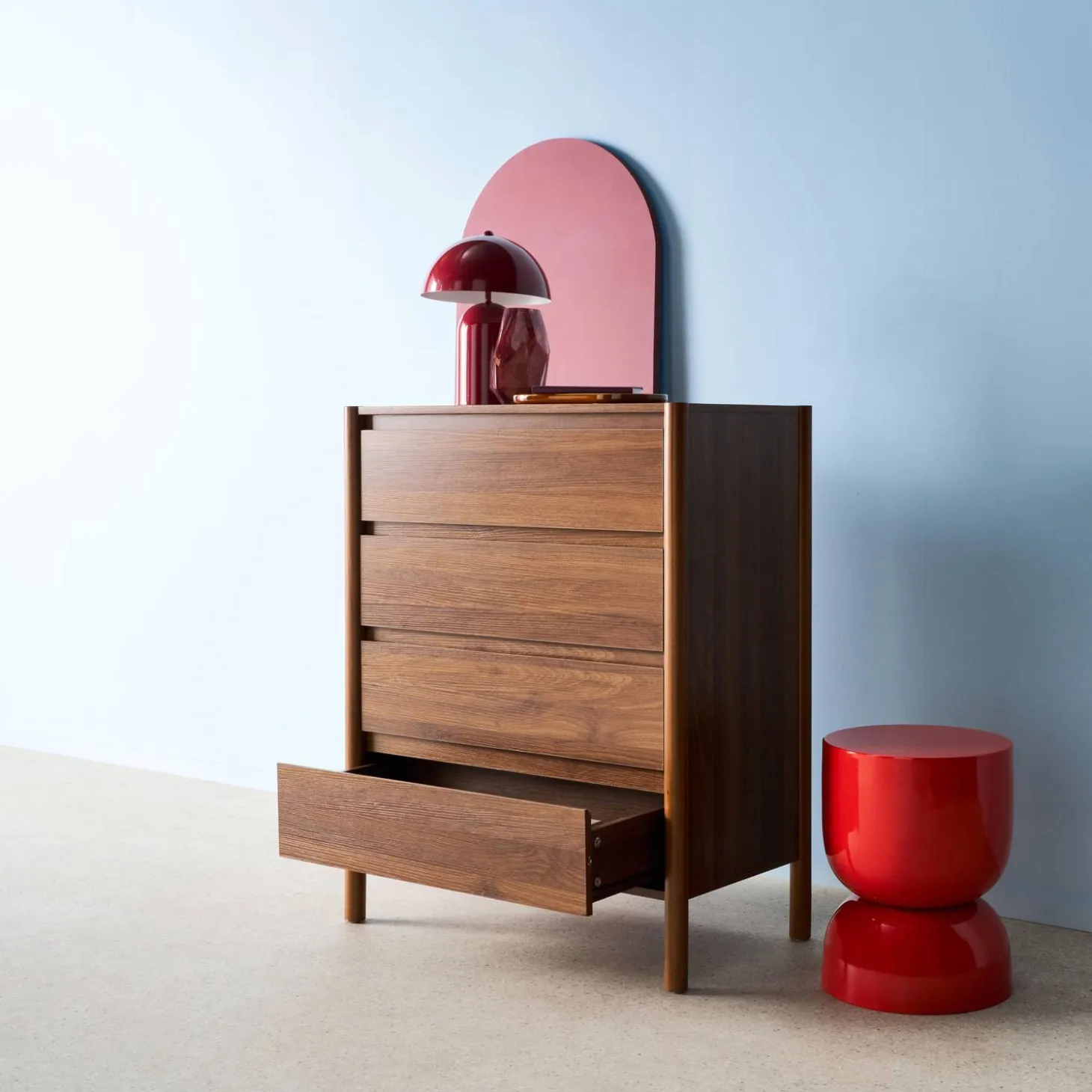Cômoda em decorativa de madeira de 4 gavetas