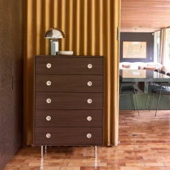 Cômoda vintage com acabamento em madeira e aço inoxidável, 5 gavetas