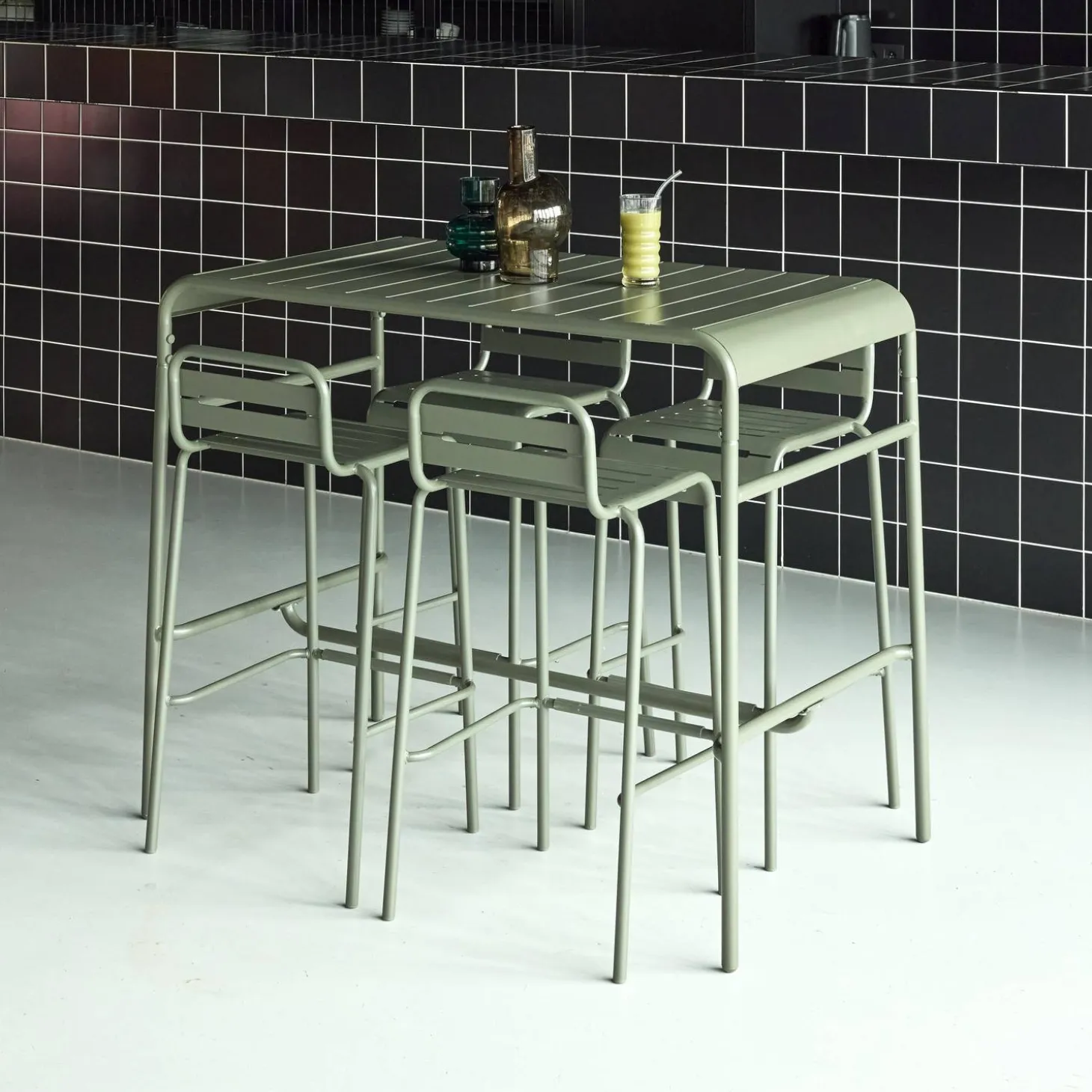 Conjunto de jardim com mesa alta bistrô em aço com 4 cadeiras altas de aço, 120cm