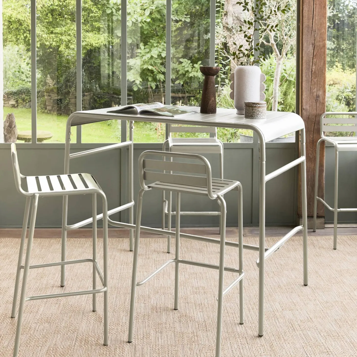 Conjunto de jardim com mesa alta bistrô em aço com 4 cadeiras altas de aço, 120cm