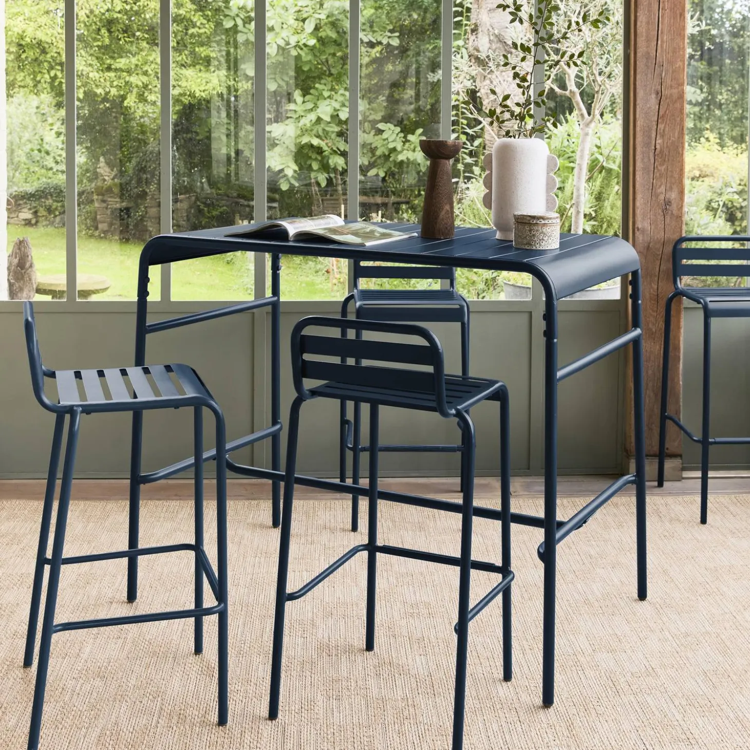 Conjunto de jardim com mesa alta bistrô em aço com 4 cadeiras altas de aço, 120cm