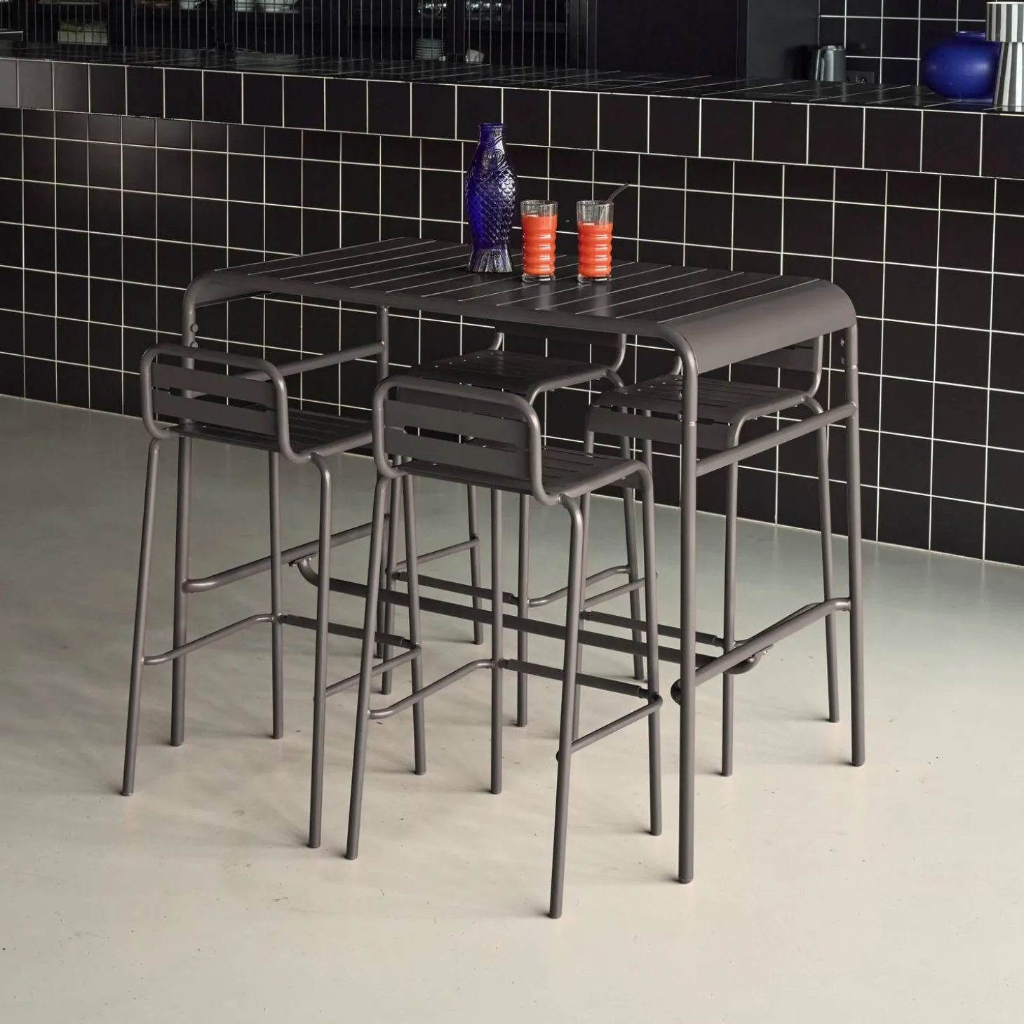 Conjunto de jardim com mesa alta bistrô em aço com 4 cadeiras altas de aço, 120cm