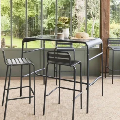 Conjunto de jardim com mesa alta bistrô em aço com 4 cadeiras altas de aço, 120cm