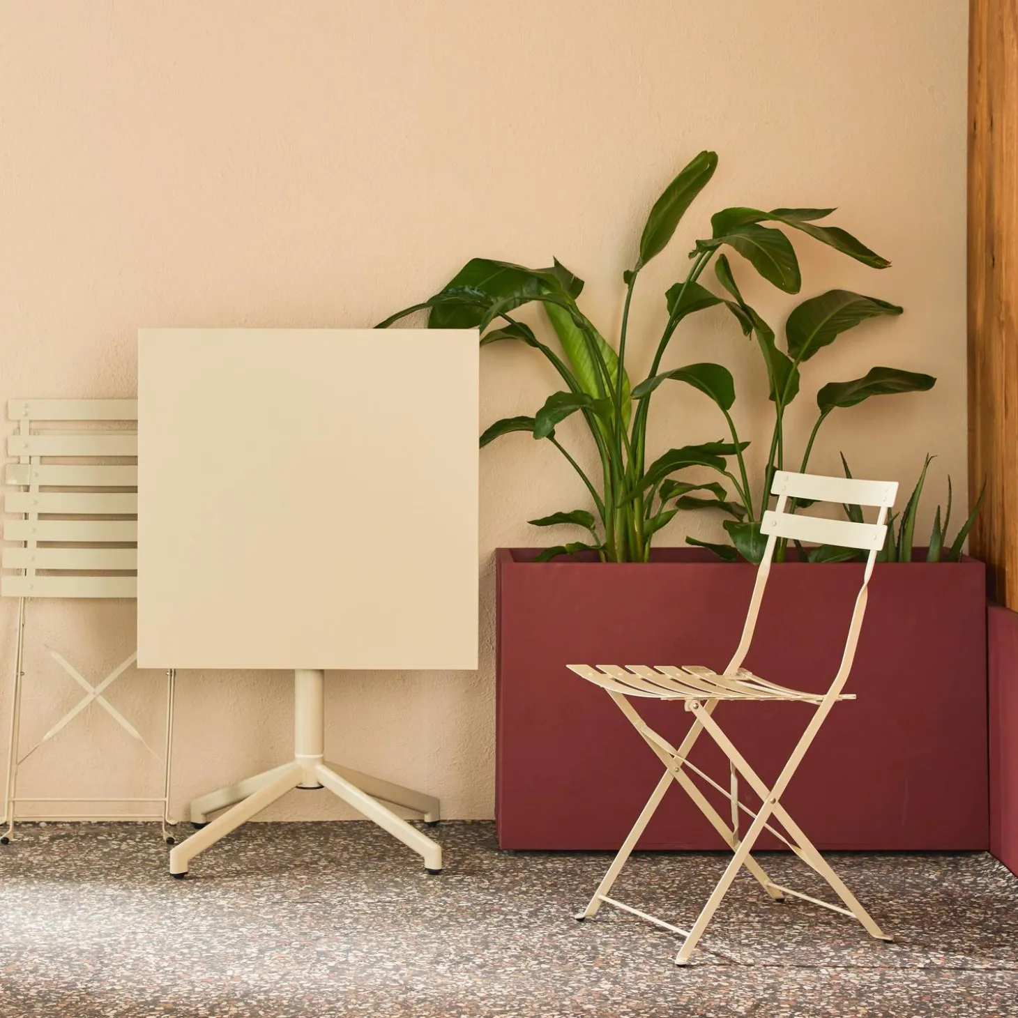Conjunto de jardim com mesa bistrô dobrável em metal com 2 cadeiras