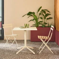 Conjunto de jardim com mesa bistrô dobrável em metal com 2 cadeiras